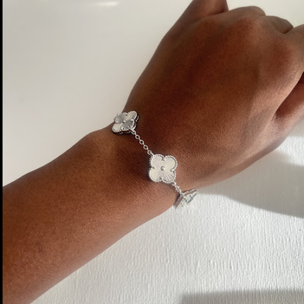 Clover bracelet with silver chains